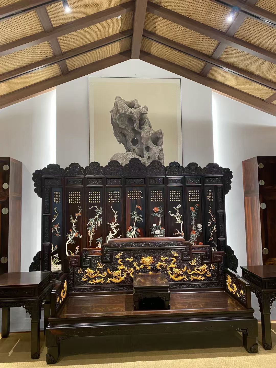 紫檀边座嵌玉石花卉宝座屏风
